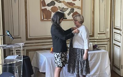 Lucile Grasset, directrice adjointe de l’IHEST, reçoit la médaille de l’Ordre national du mérite